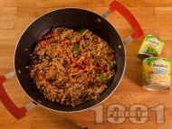 Ориз по китайски със зеленчуци, гъби шийтаке, кълнове и грах